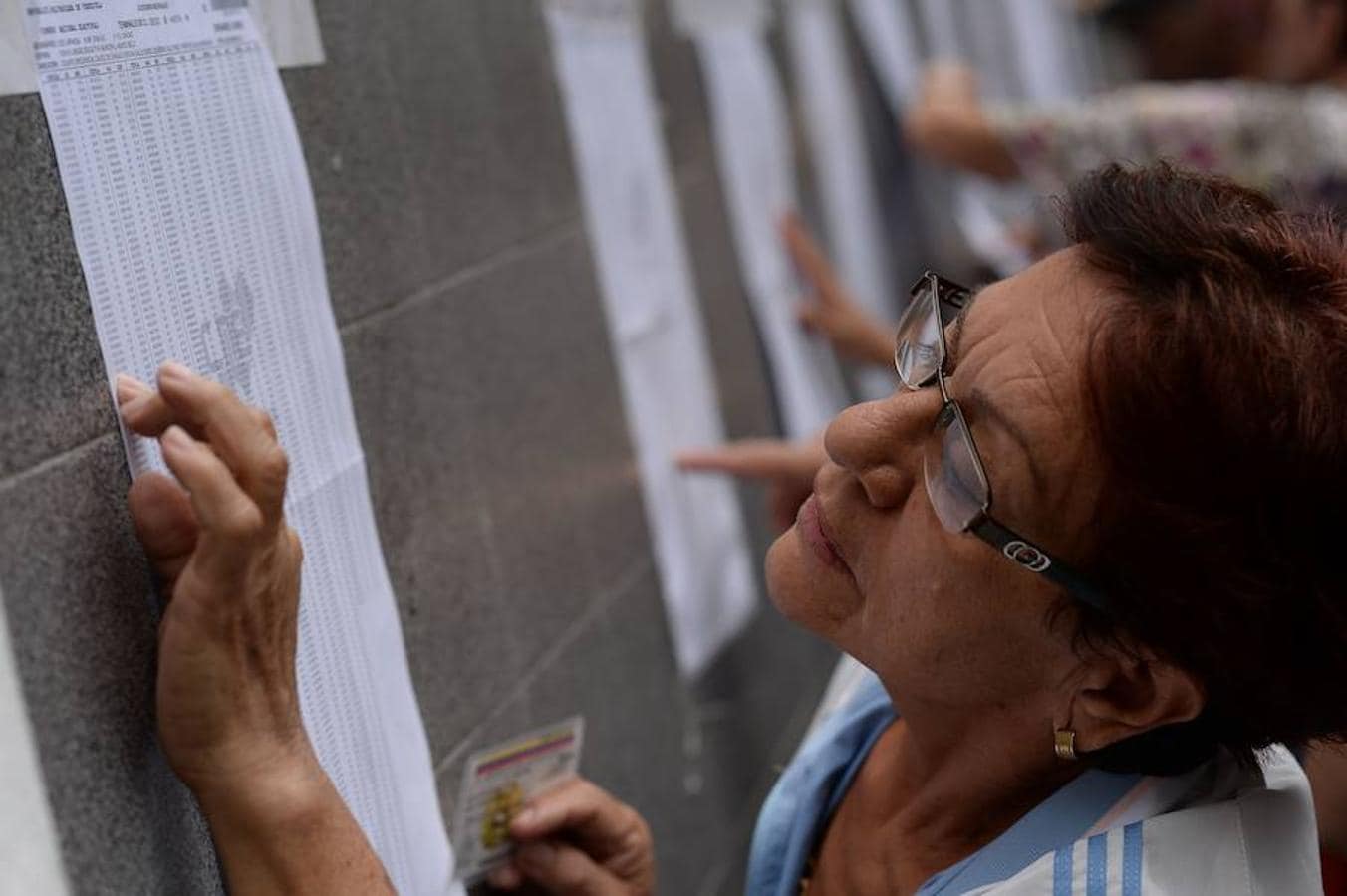 Una ciudadana busca su nombre en el censo electoral. AFP