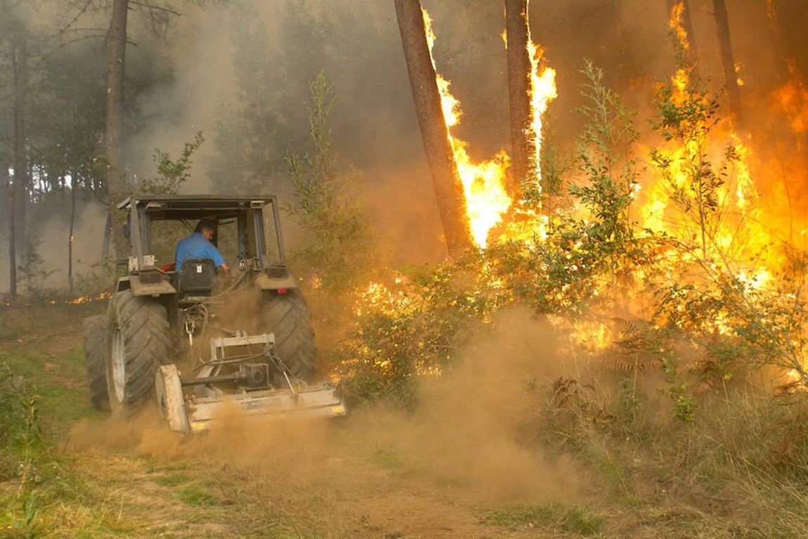 Más de 80 incendios cercan Galicia y fuerzan el desalojo de poblaciones. 