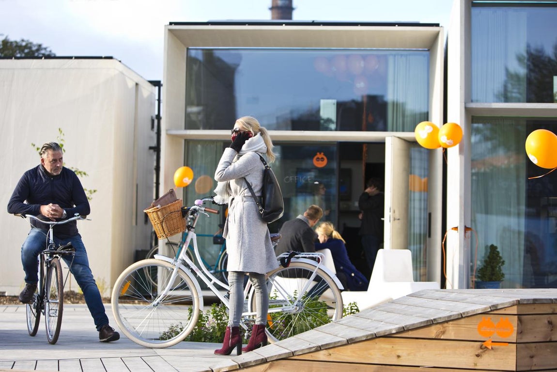 Emplazamiento urbano. La luz eléctrica y el agua se obtienen a través de las enormes placas solares instaladas en la parte superior y podrá conseguirse energía en cualquier lugar del mundo