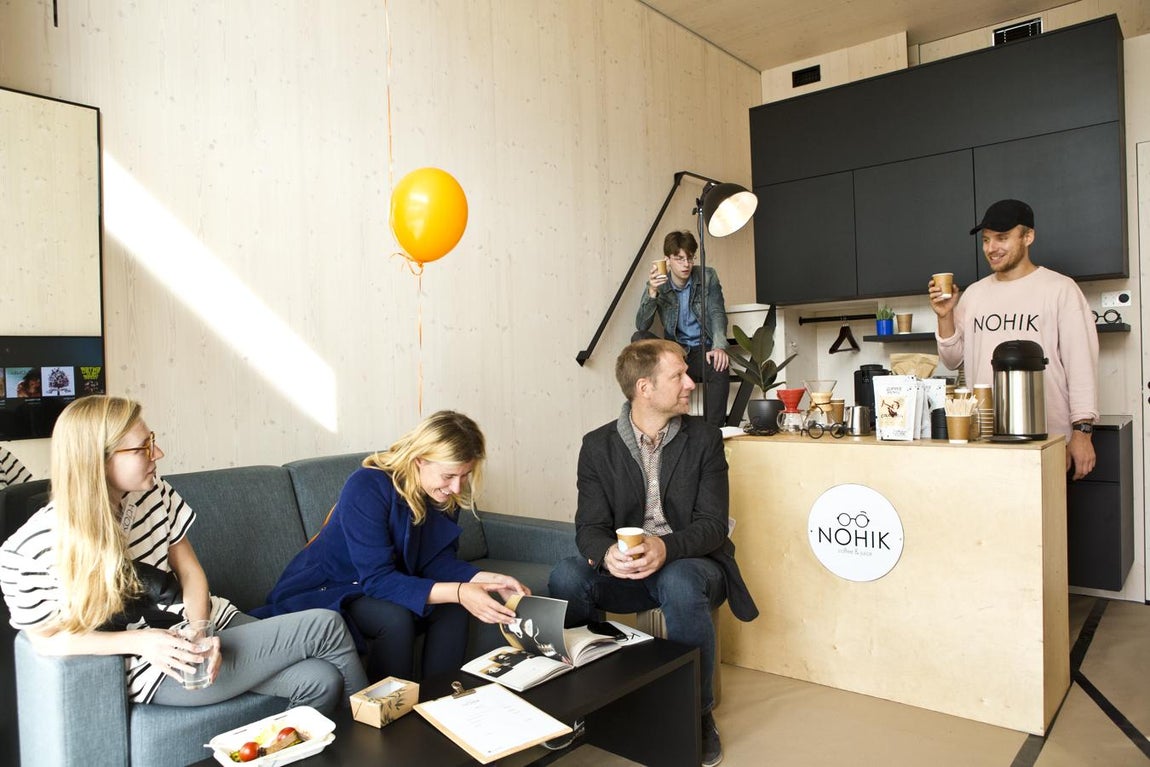 Salón. La casa es, por tanto, un producto sostenible que se amolda a los entornos naturales