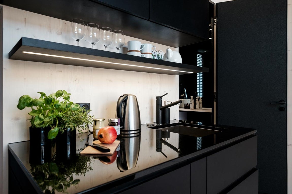 Cocina. La versatilidad de esta «casa viajera» la convierte en una vivienda de capricho, ya que puede levantarse tanto en el centro neurálgico de una gran ciudad como en plena montaña y tolera casi cualquier superficie: asfalto, arena o césped