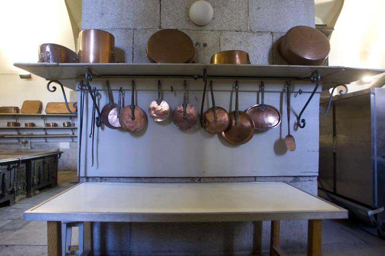 4. Las cocinas tenían una portería, un taller de repostería, la sala de fogones y una botillería