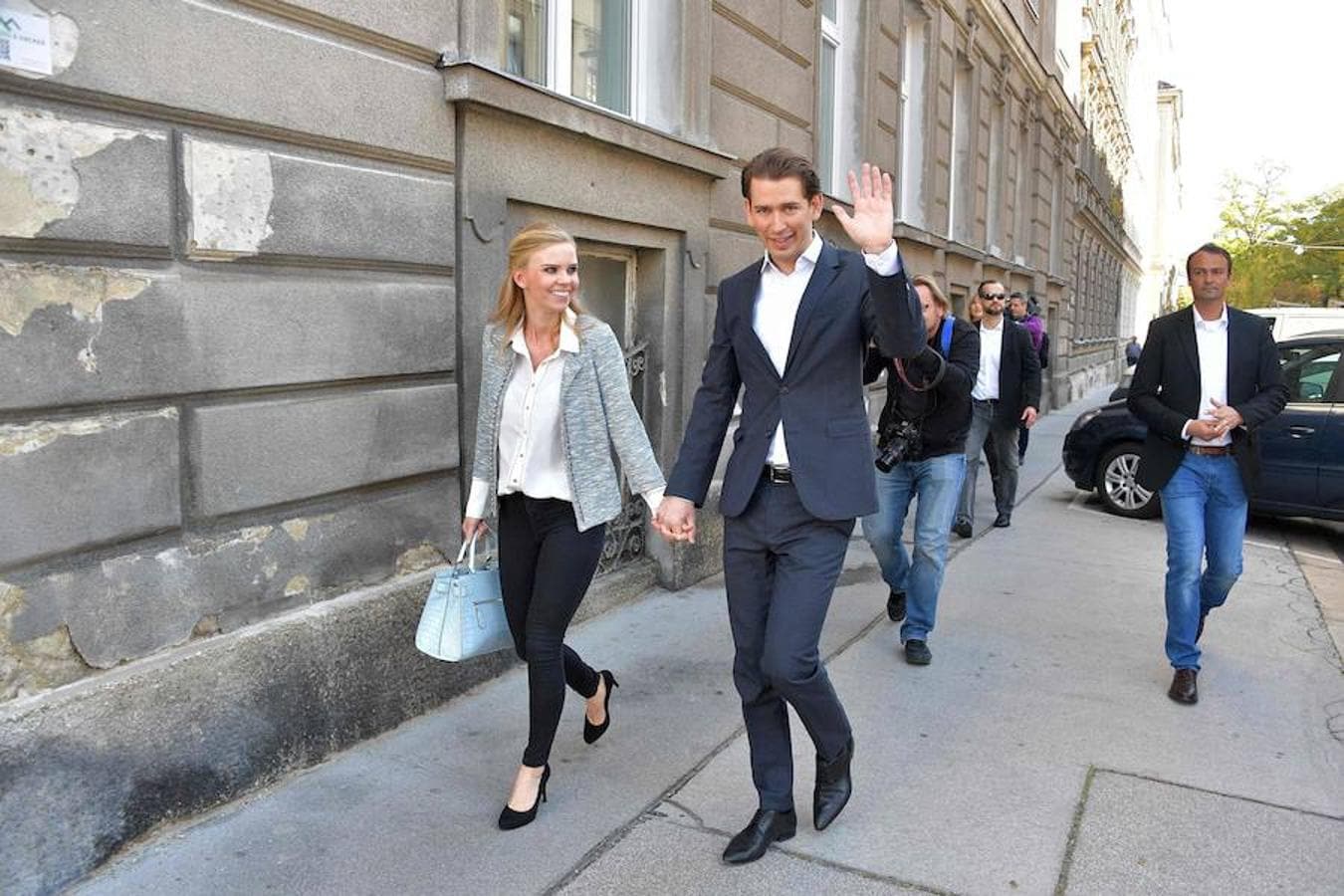 Sebastian Kurz y su novia, Susanne Thier, frente a una mesa de votación durante las elecciones generales en Viena, Austria. 