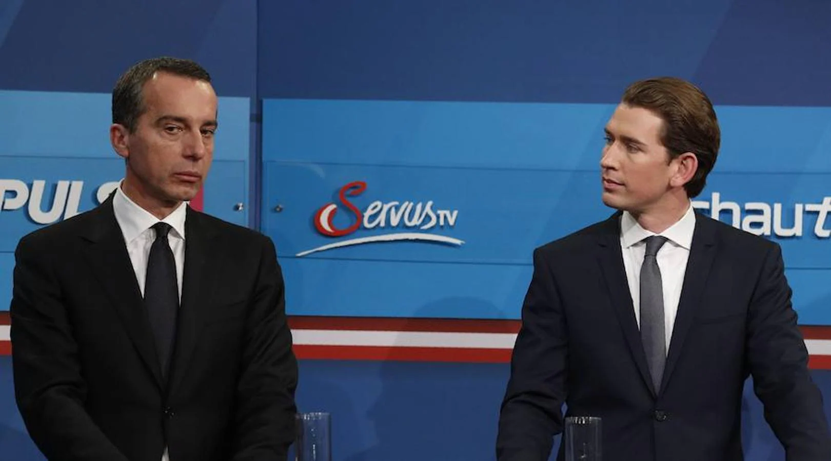 Kurz junto con otro candidato a la presidencia, Christian Kern, en un debate televisivo después de conocidos los resultados. 