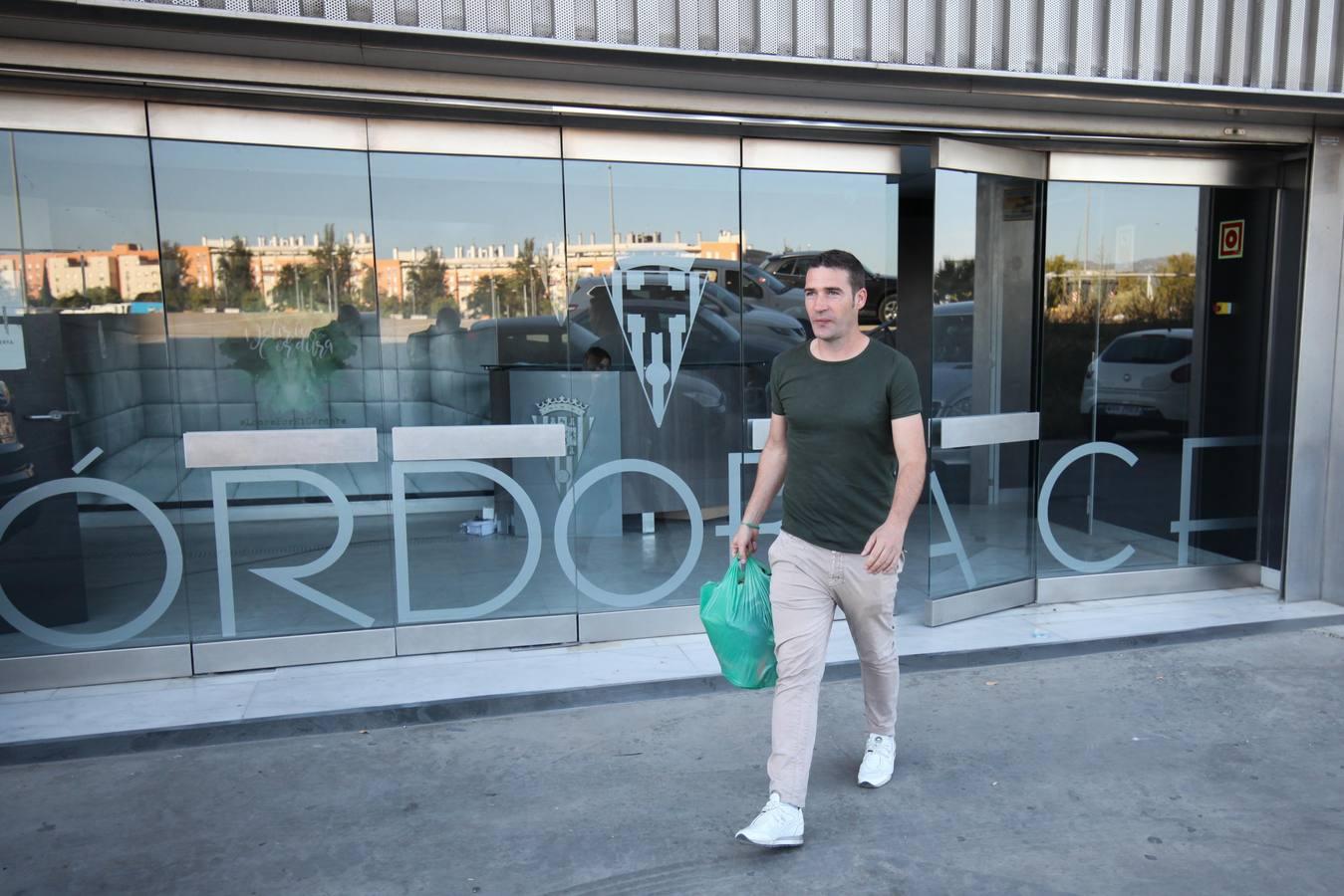 La salida del técnico. Carrión abandona este lunes las oficinas del estadio