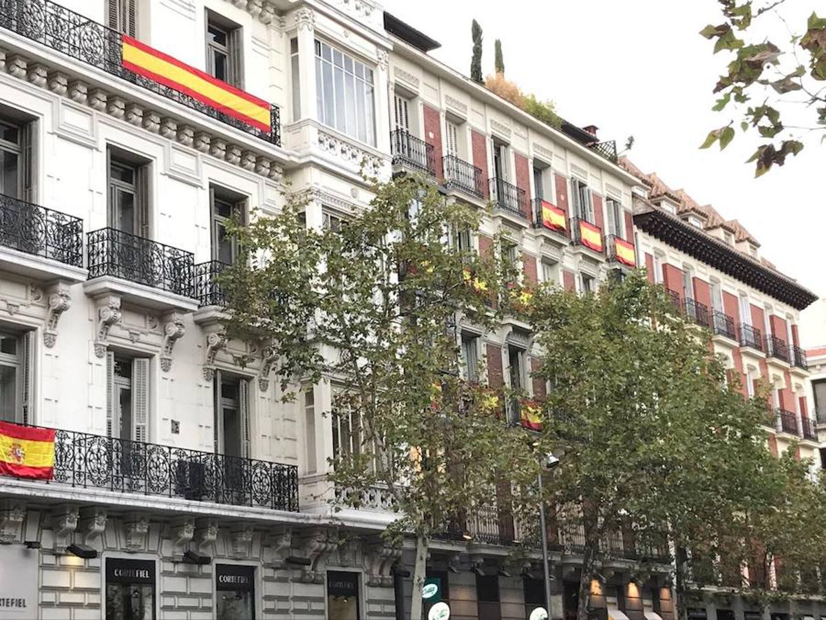 Muchas banderas en la calle Serrano. 