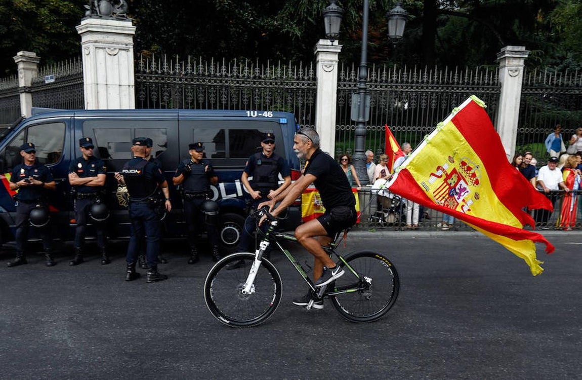 Madrileños acuden a la manifestación por la unidad de España en Cibeles. 