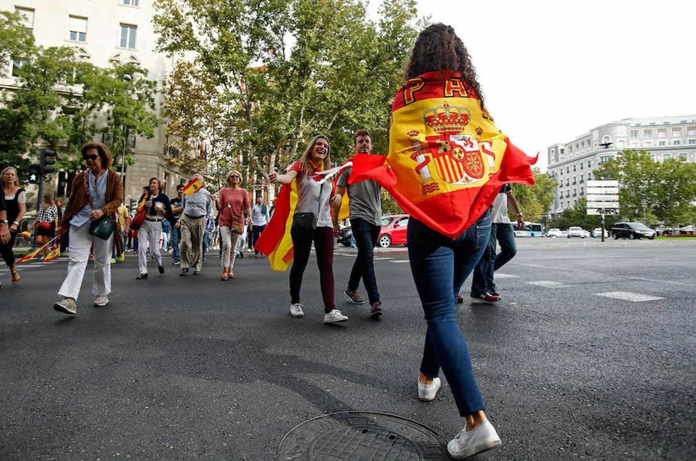 Madrileños acuden a la manifestación por la unidad de España en Cibeles. 