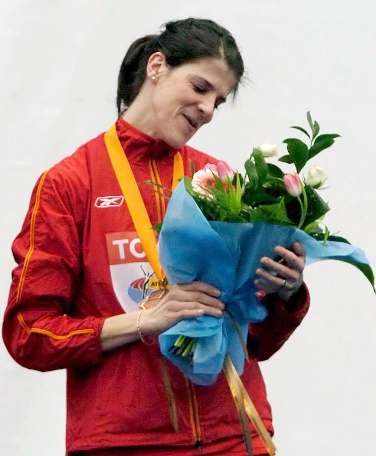 En el podio tras conseguir la medalla de bronce en la final de salto de altura de los XI Campeonatos del Mundo de Atletismo en pista cubiertav en el «Olympiysky» Stadium de Moscú (marzo 2006). 