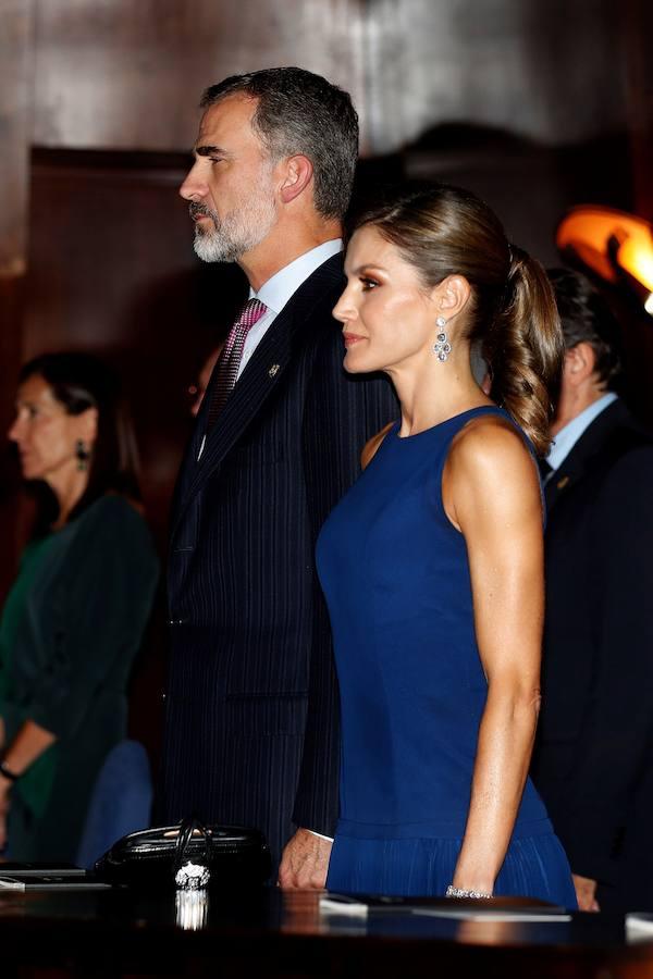 Para su primera aparición en Oviedo, el concierto en el Auditorio, la Reina eligió un elegante vestido de color azul noche, que combinó con las pulseras de diamantes que pertenecieron a la Reina Victoria Eugenia. 