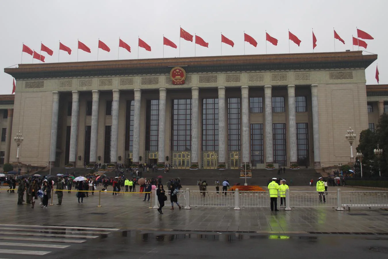 En plena plaza de Tiananmen, junto a la entrada a la Ciudad Prohibida y al mausoleo de Mao, el Gran Palacio del Pueblo acoge los congresos del Partido Comunista y las reuniones anuales de la Asamblea Nacional, así como las recepciones estatales a mandatarios extranjeros. 