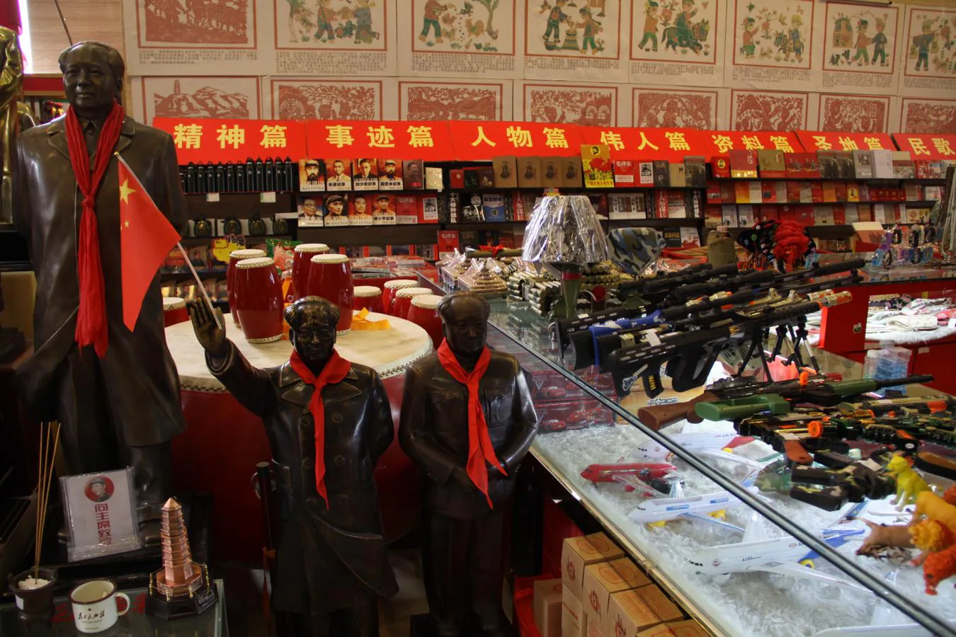 Estatuas de Mao y fusiles de juguete, entre el "merchandising" rojo a la venta para los turistas en el Museo de la Revolución de Yan´an. 