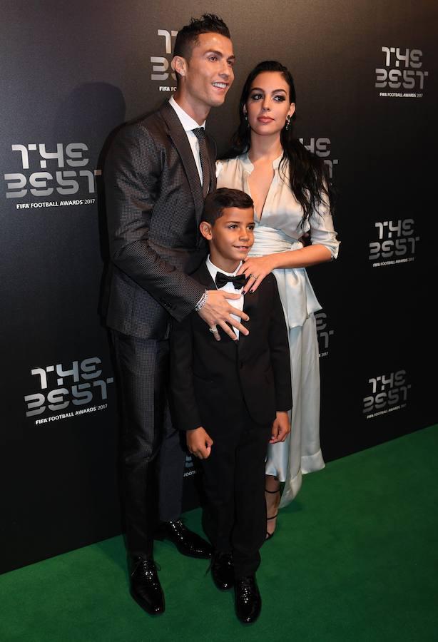 Cristiano Ronaldo posó en el «photocall» con un traje de chaqueta en todos metalizados que combinaba con el vestido en color plata, firmado por Angel Schlesser, que lució su pareja Georgina Rodríguez, que en un mes dará a luz a su primer hijo. Cristiano Ronaldo Jr. llevó un traje de chaqueta negro que, por primera vez, llevó con zapatos y no con deportivas.. 