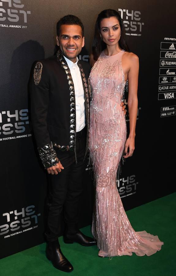 El lateral brasileño del Paris Saint-Germain, Dani Alves, fue objeto de muchas críticas en Twitter al llevar una americana de Balmain que muchos creyeron que se la había prestado un mariachi. Su pareja, Joana Sanz, visitó un vestido de gasa rosa con pedrería plateada de Zuhair Murad.. 