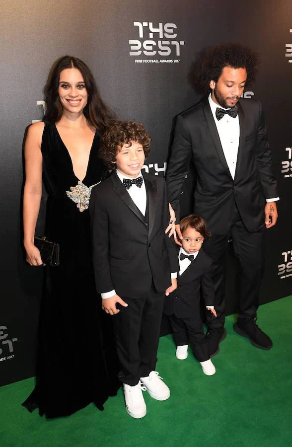 Sin duda, esta gala de los premios FIFA 'The Best' 2017 fue una de las más familiares. El lateral del Real Madrid Marcelo Vieira también asistió con su pareja, Clarisse Alves, y sus dos hijos Enzo y Liam.. 
