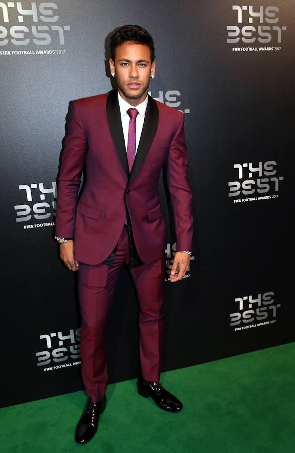 El delantero del París Saint-Germain, Neymar, que estaba nominado a mejor jugador de la temporada, eligió un traje de chaqueta en color berenjena con corbata a juego y zapatos de charol.. 