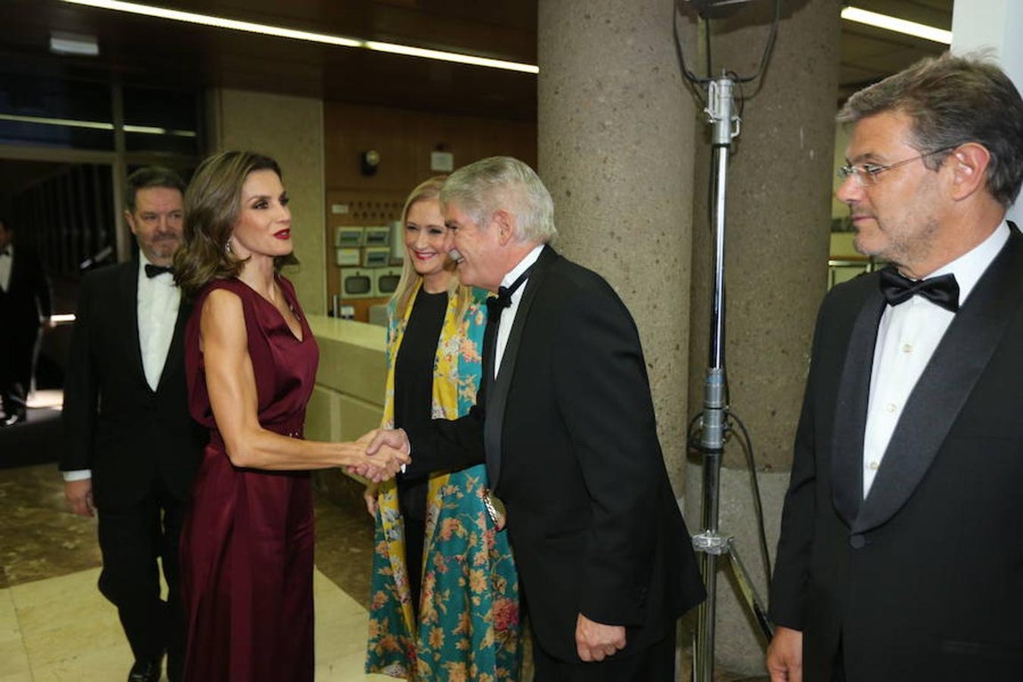 Los invitados a los premios Mariano de Cavia, Luca de Tena y Mingote, en imágenes. Doña Letizia (izda) estrecha la mano al ministro de Asuntos Exteriores, Adolfo Dastis (dcha) en presencia (de izda a dcha) del director de ABC Bieito Rubido, la presidenta de la Comunidad de Madrid Cristina Cifuentes  y el titular de Justicia, Rafael Catalá.
