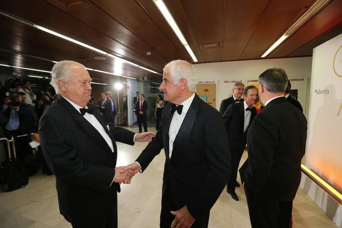 Los invitados a los premios Mariano de Cavia, Luca de Tena y Mingote, en imágenes. El presidente de honor de Vocento, Santiago Ybarra (izda), da la bienvenida a Alfonso Martínez de Irujo, Duque de Híjar y decano de la Diputación de la Grandeza.