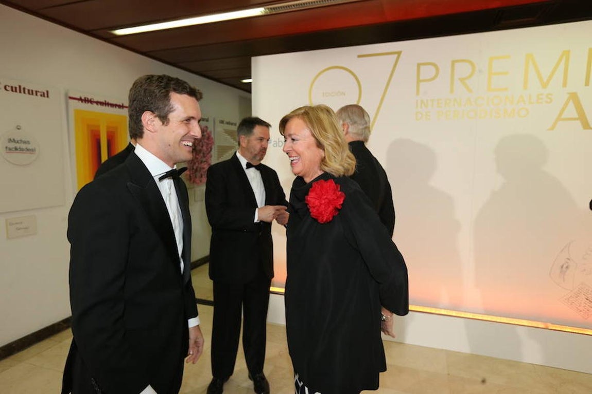 Los invitados a los premios Mariano de Cavia, Luca de Tena y Mingote, en imágenes. El diputado y vicesecretario de Comunicación del Partido Popular, Pablo Casado (izda). conversa con la presidenta de ABC, Catalina Luca de Tena.