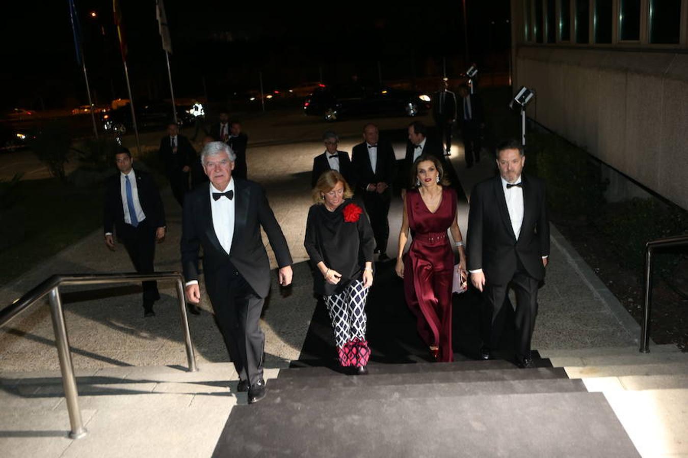 La Reina Doña Letizia, a su llegada a ABC, acompañada de Santiago Bergareche, Catalina Luca de Tena y Bieito Rubido. Ernesto Agudo