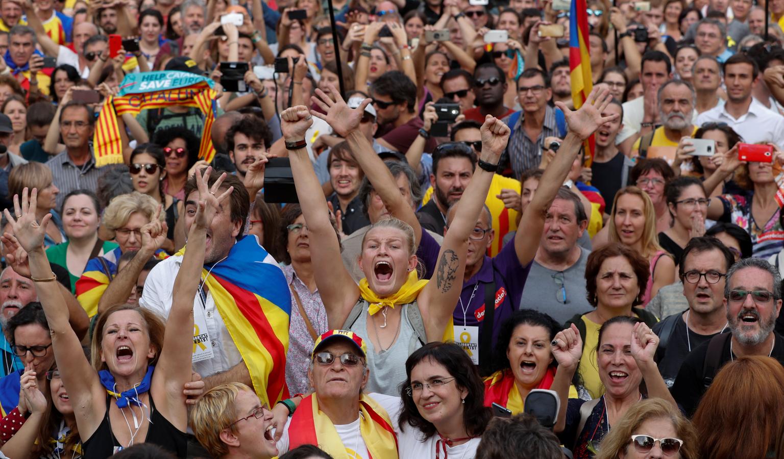 Cerca de 12.000 personas se han concentrado a las puertas del Parlament durante la votación de la resolución independentista. 