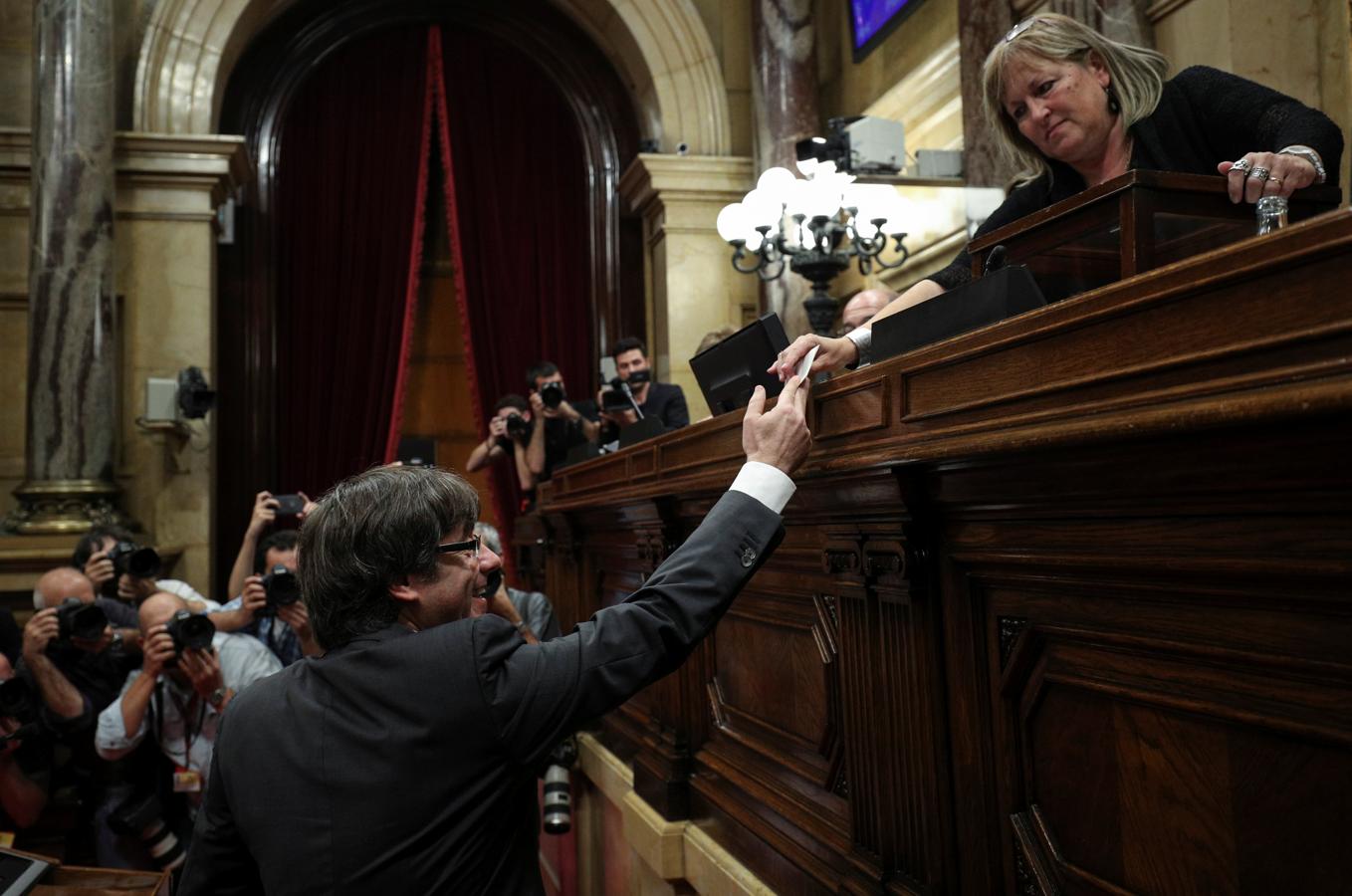 Junts pel Sí y la CUP pidieron que la votación de la propuesta de resolución para declarar la independencia fuera de forma secreta mediante voto por «llamada» y en «urna», petición que fue aprobada con 73 votos a favor y ocho en contra. 