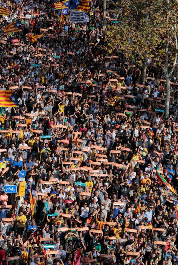 Tal y como estaba previsto, Junts pel Sí y la CUP han aprobado la declaración unilateral de independencia (DUI) en el Parlamento de Cataluña, haciendo suyo el resultado del referéndum ilegal del pasado 1 de octubre. En las proximidades del Parlament, miles de simpatizantes independentistas celebraban el golpe de Estado. 