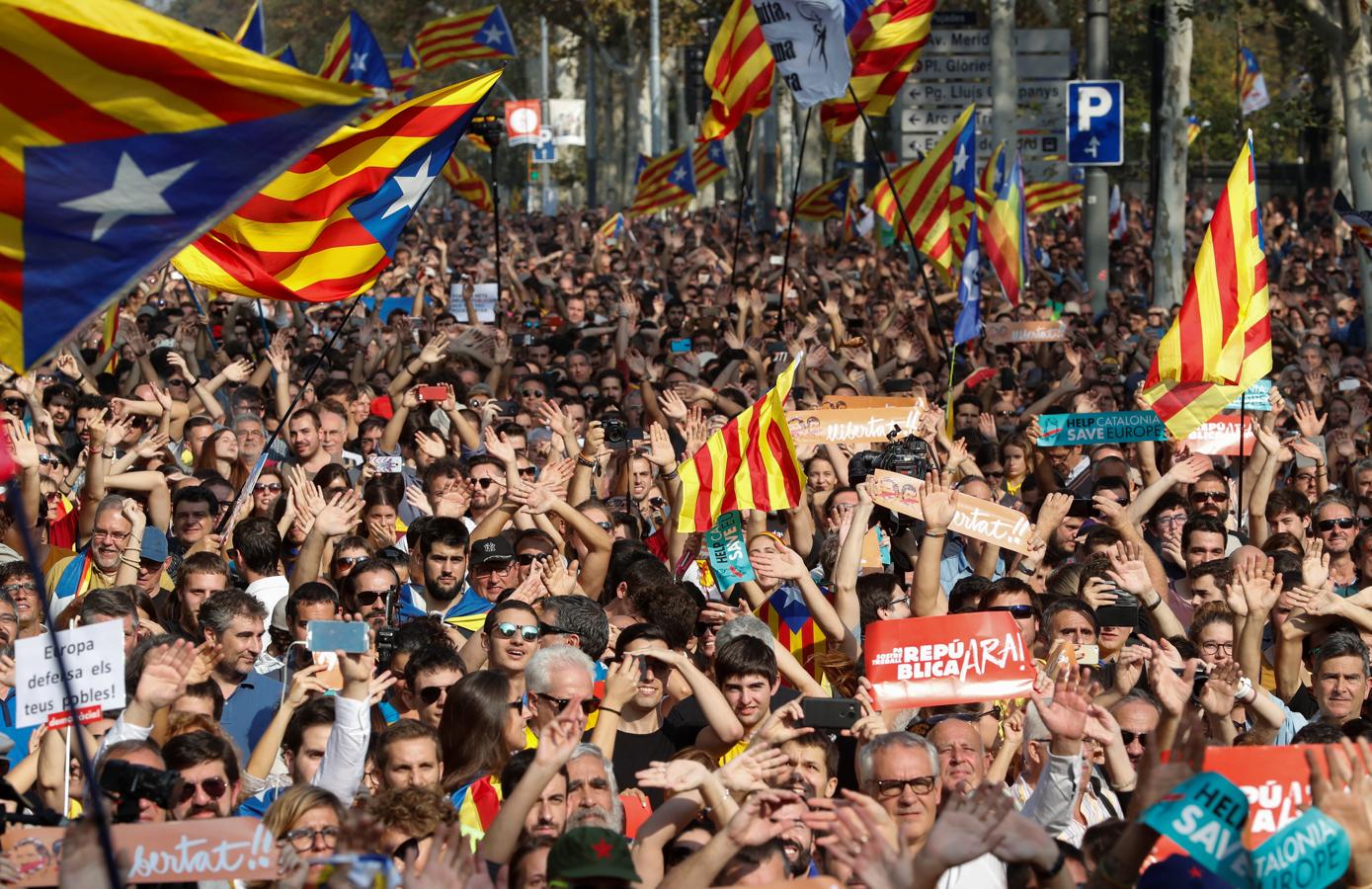 En el Paseo de Lluís Companys, a las puertas del parque de la Ciutadella donde se ubica el Parlament, varios miles de independentistas, convocados pr la ANC y Òmnium, han seguido el pleno de este mediodía como si se tratase de un partido de Champions, abucheando cuando el contrario se acervaba al área y cuestionaba la legalidad de lo que se estaba debatiendo, excitándose cuando eran los propios los que les enseñaban el contorno de la inminente república. 