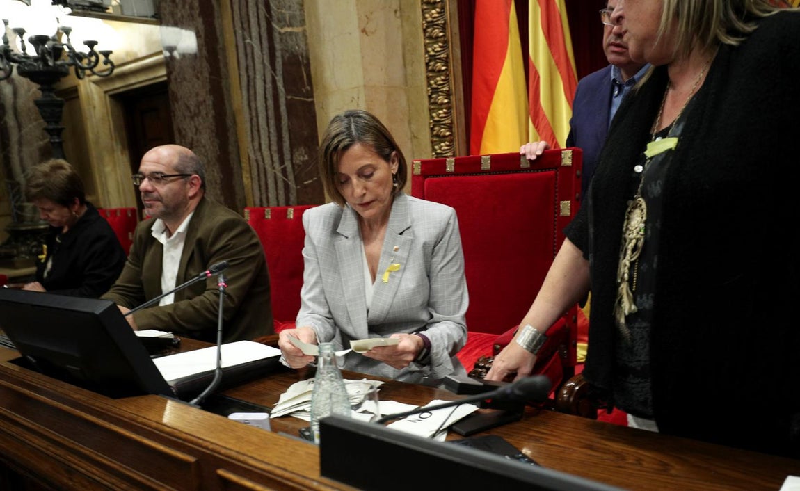 Recuento manual de votos por parte de Carme Forcadell, la presidenta del Parlament. 