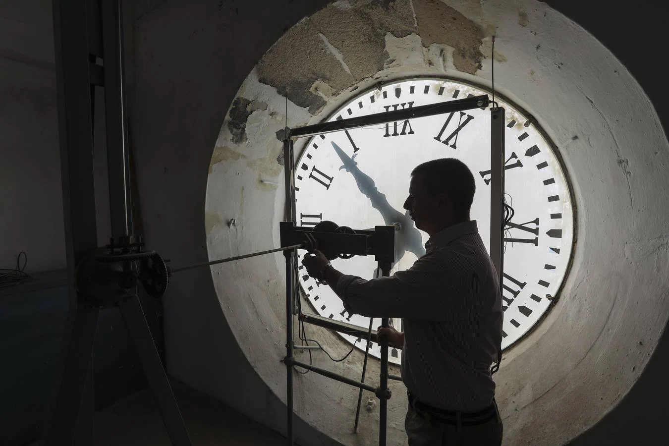 En vídeo: Así es el trabajo del encargado de cambiar la hora en un centenar de relojes municipales de Sevilla