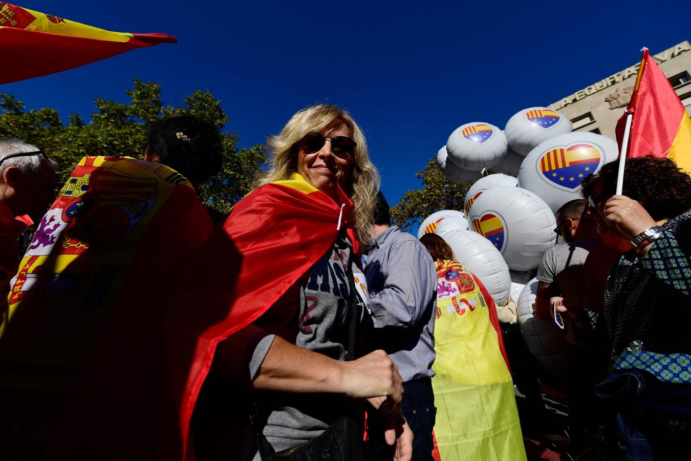 Una mujer, envuelta en la bandera de España. 