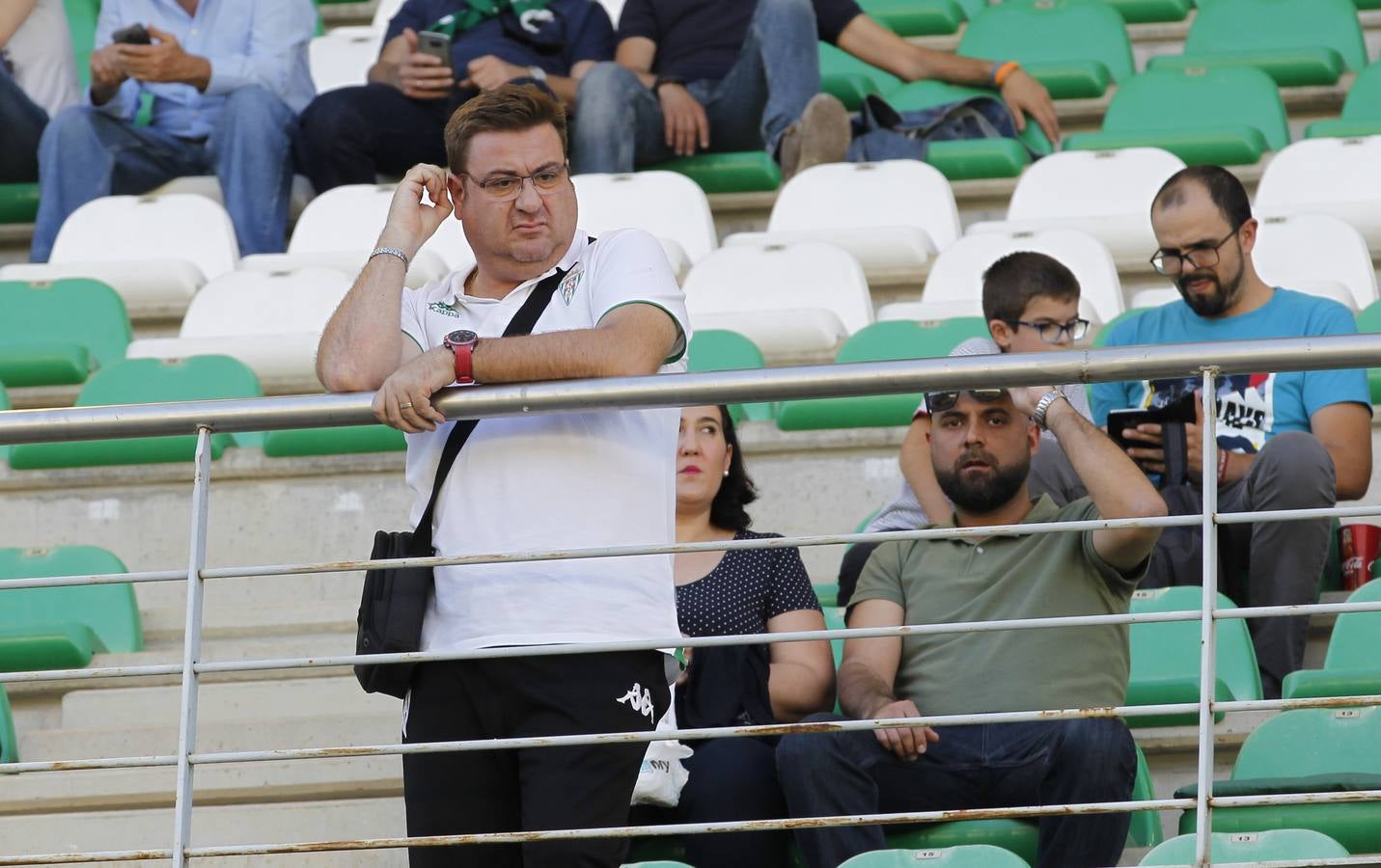 Así vivió la grada el primer partido de Merino en El Arcángel