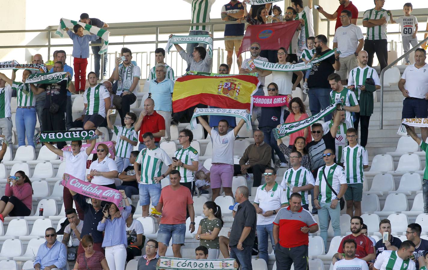 Así vivió la grada el primer partido de Merino en El Arcángel