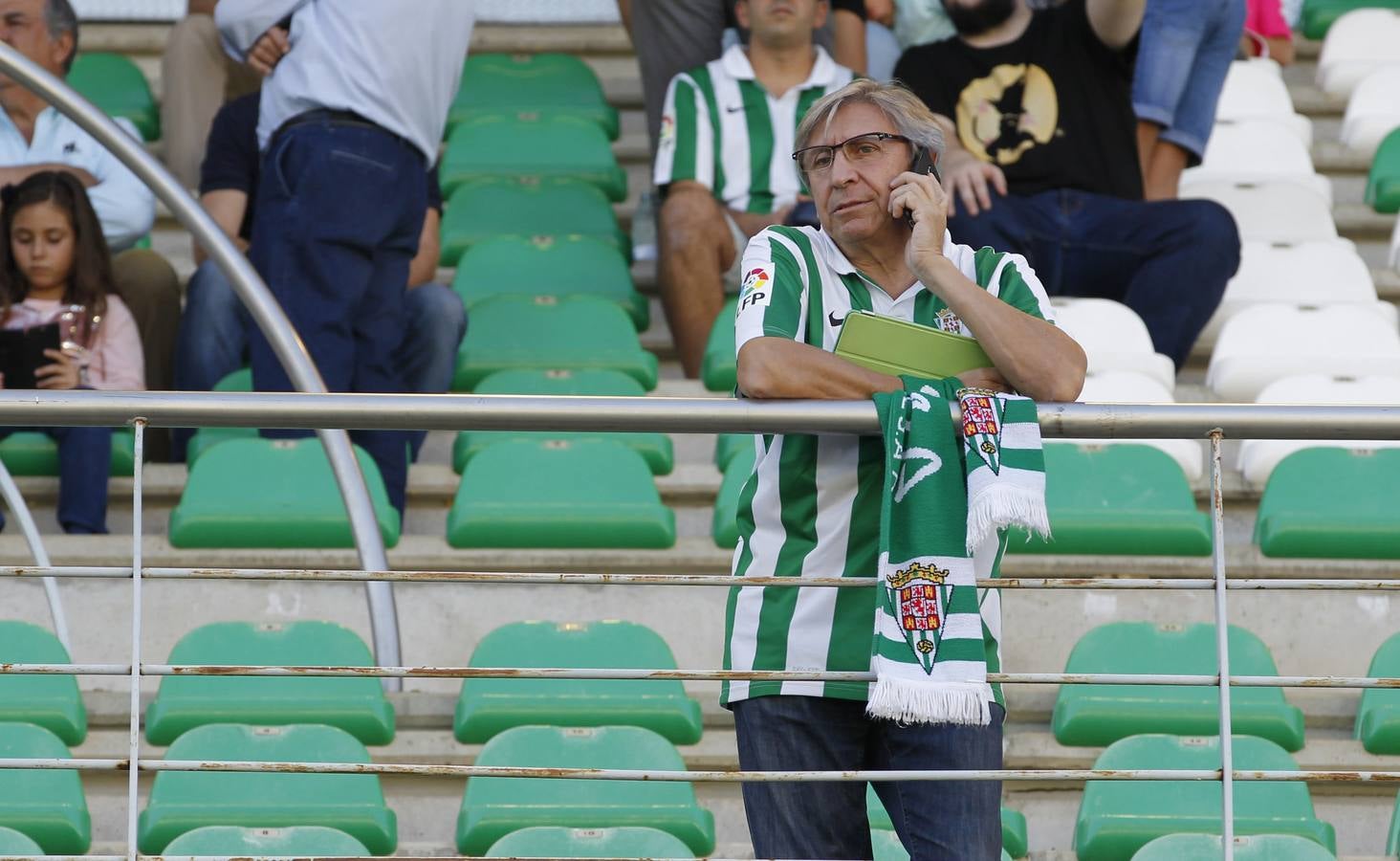 Así vivió la grada el primer partido de Merino en El Arcángel