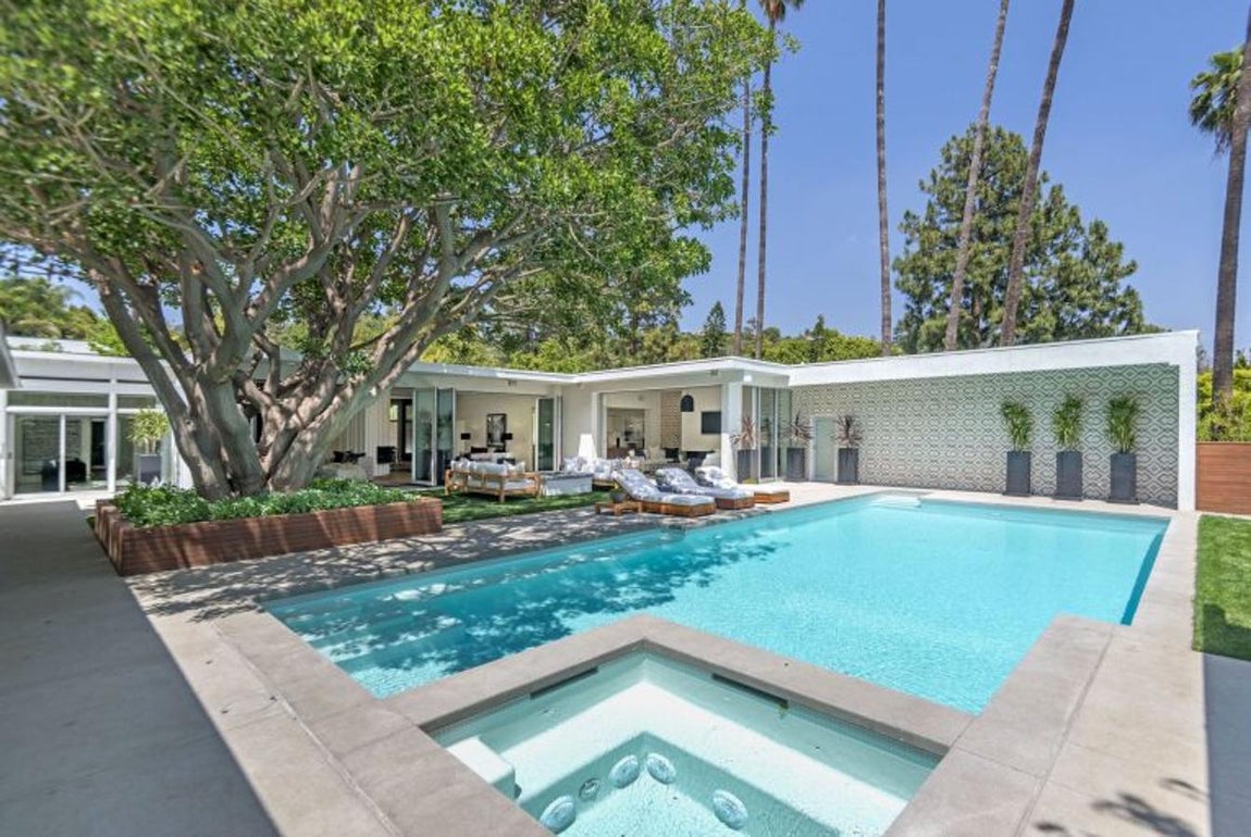 Piscina y zona de descanso. La casa cuenta con una enorme piscina y, tras ella, una enorme zona de descanso que incluye un jardín de capricho con plantas y árboles tropicales