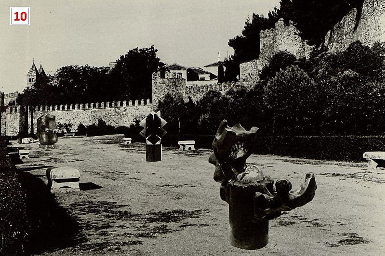 Fotomontaje nº 10. Disposición de varias esculturas bajo las murallas de la Granja. FOTO ARCHIVO MUNCIIPAL DE TOLEDO. 