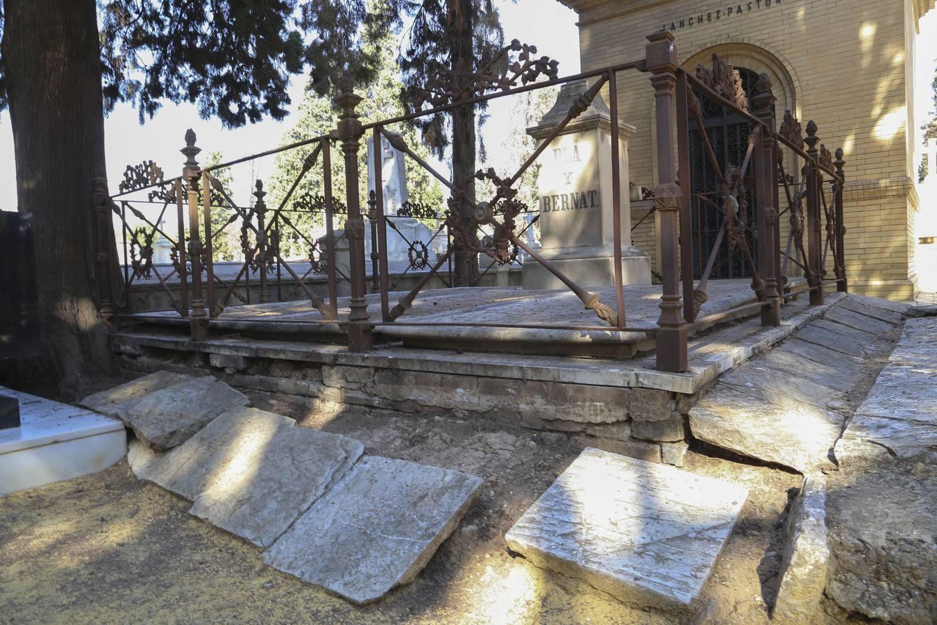 Panteones abandonados en el cementerio de Sevilla