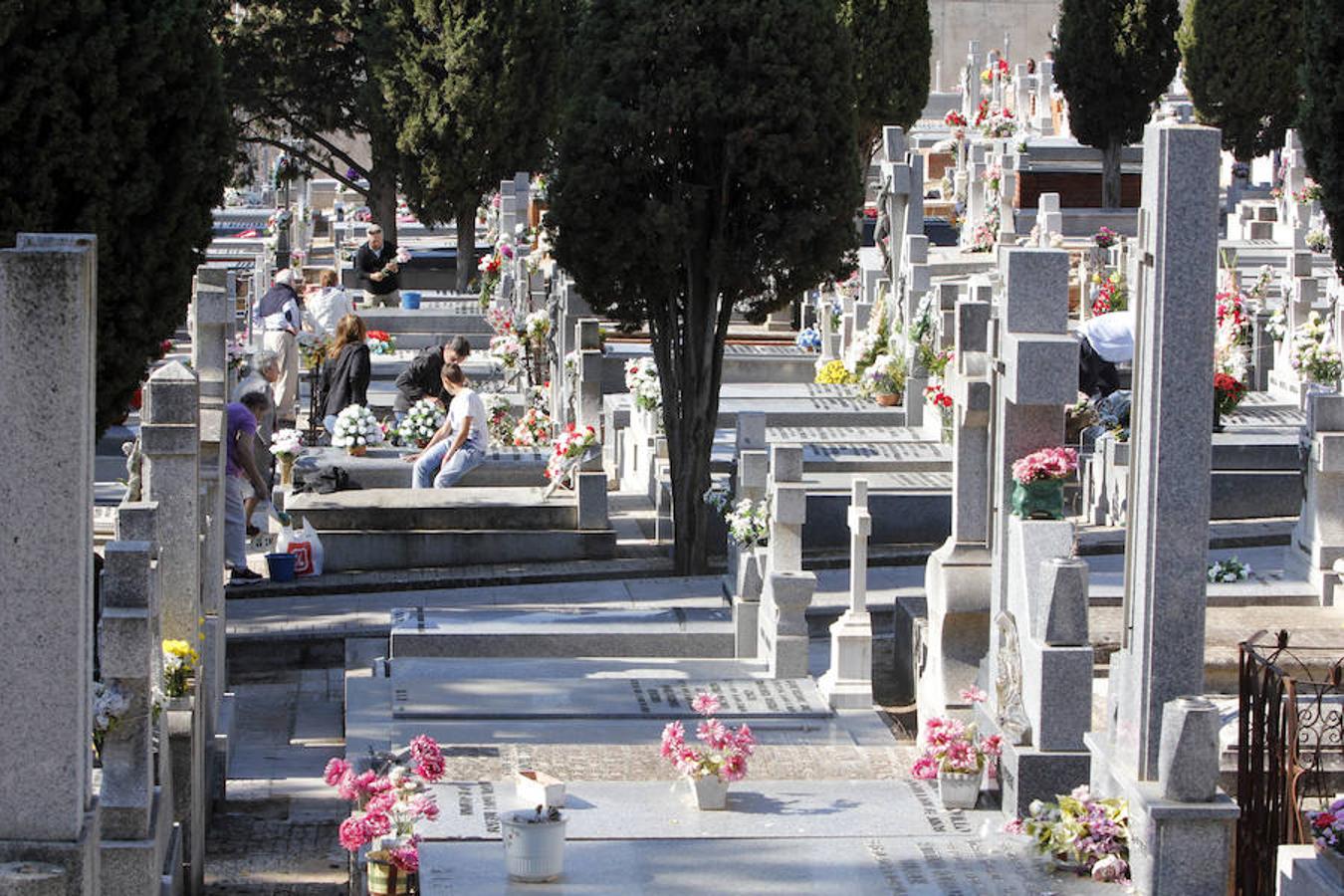 Festividad de Todos los Santos en el cementerio de Toledo