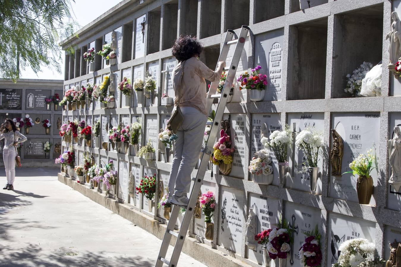 Multitudinaria visita al Cementerio Mancomunado de Chiclana