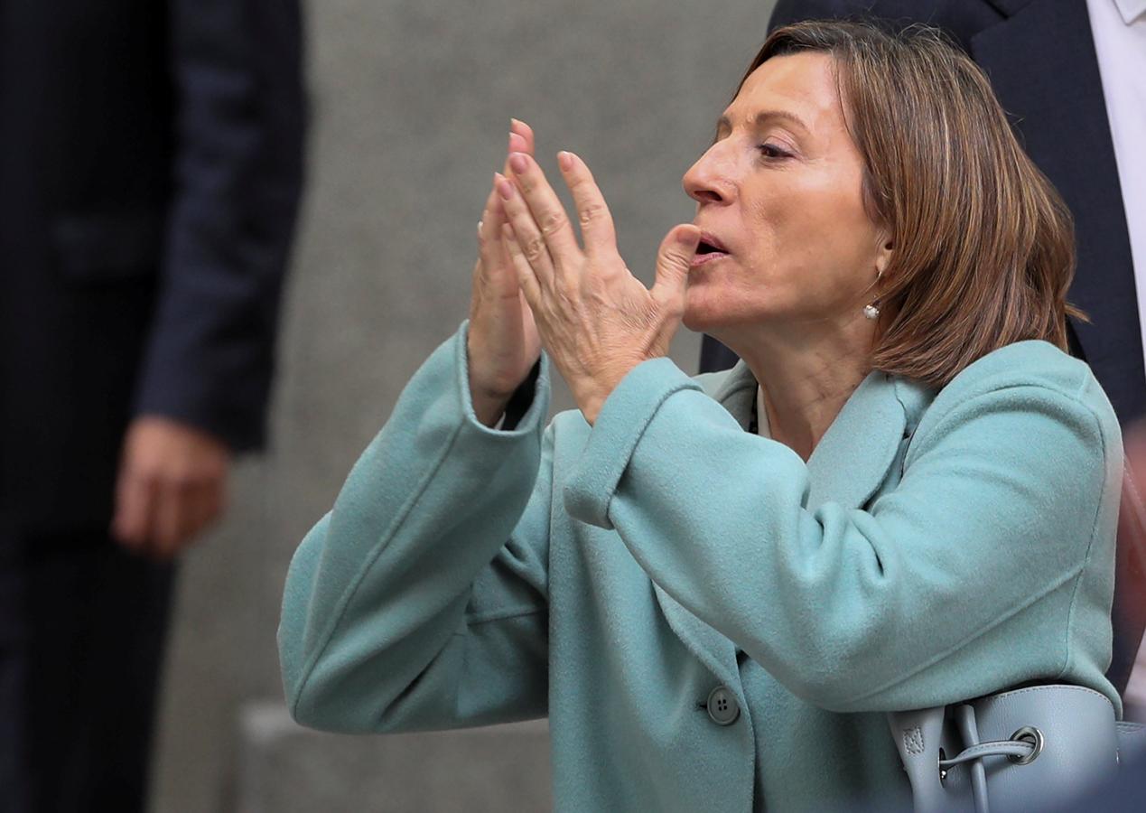 La presidenta del Parlament, Carme Forcadell, lanza besos a su salida de la sede del Tribunal Supremo. 