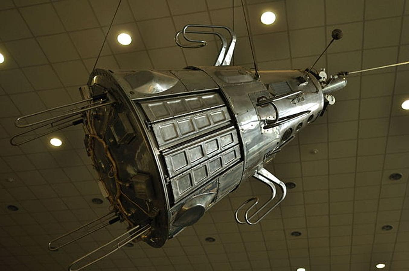 Sputnik-3, hizo mediciones en la atmósfera de la Tierra pero fracasó en detectar el cinturón de Van Allen. 