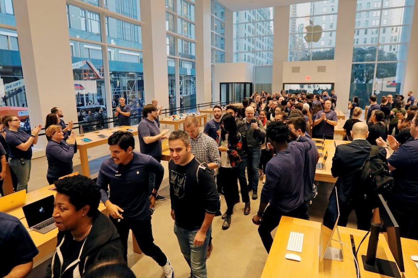 Clientes comprando el nuevo iPhone X en Nueva York, Estados Unidos. 
