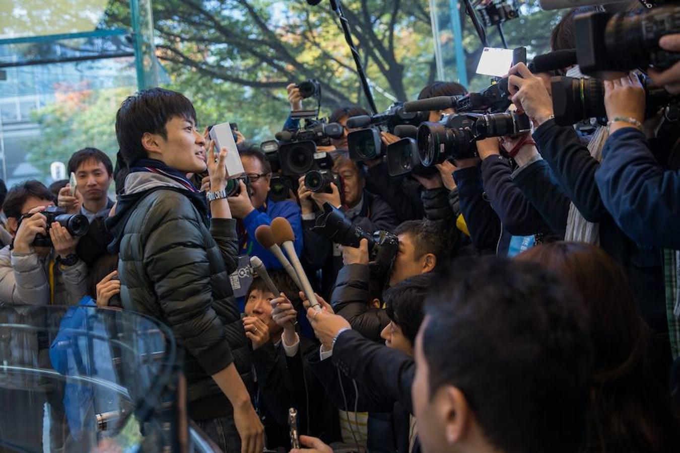 El primer comprador del iPhoneX en Japón es un joven universitario de 21 años. 