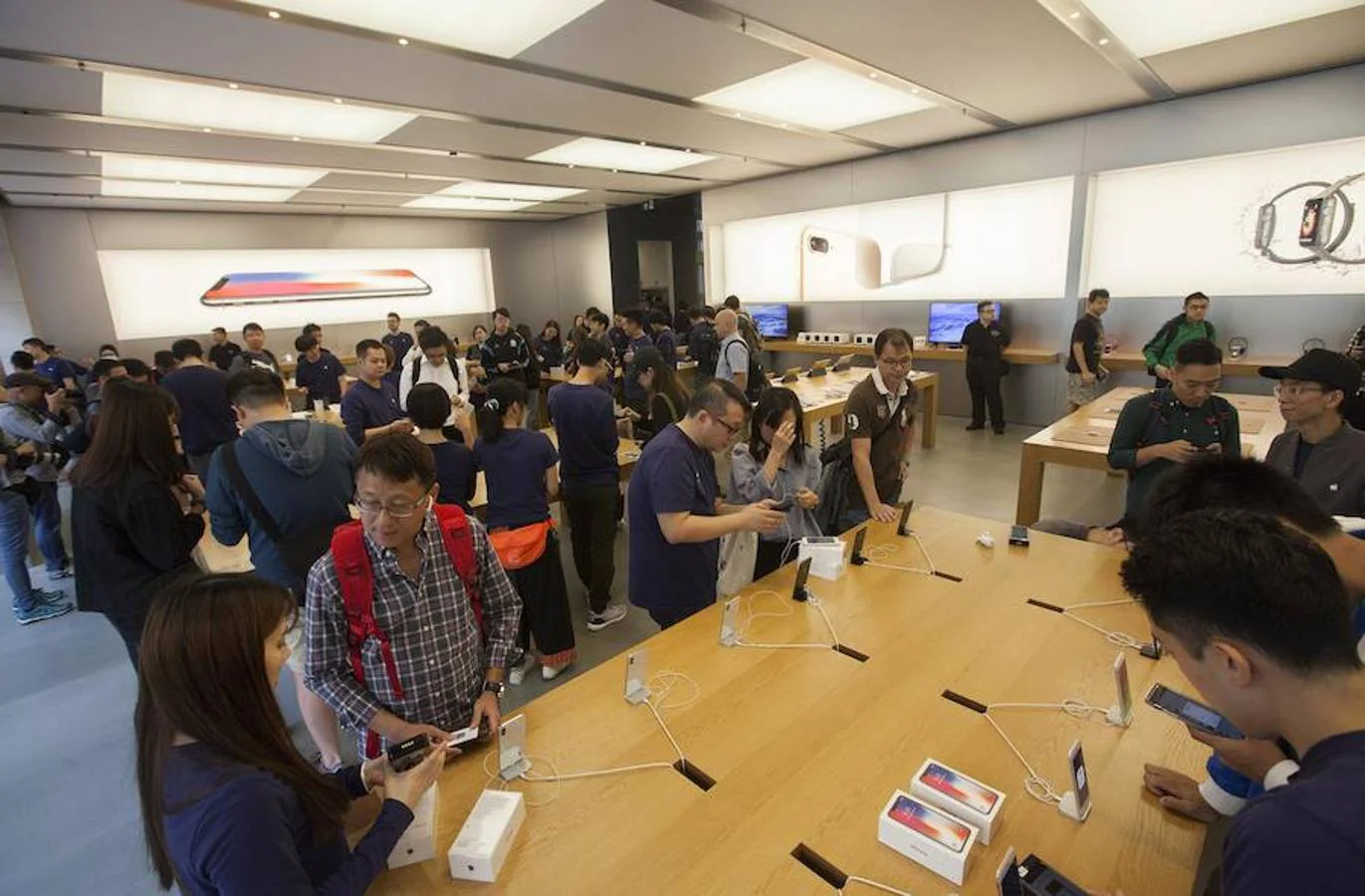 Clientes compran ejemplares del nuevo teléfono en una tienda Apple de Hong Kong, China. 