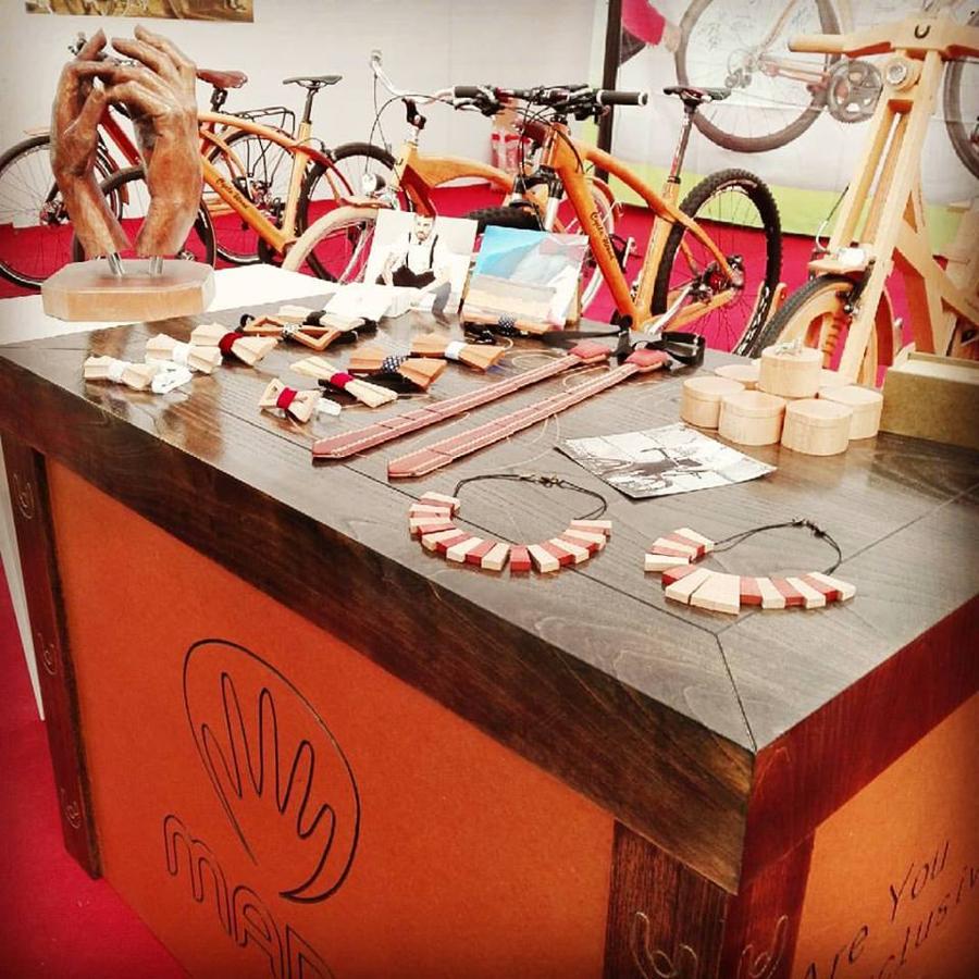 Complementos de madera. En la página web de cyclowoodno solamente pueden adquirirse bicicletas con la rúbrica familiar, también diferentes complementos de moda como <a href="https://www.facebook.com/cyclowood/" target="_blank">collares, pajaritas, gemelos o corbatas
</a>