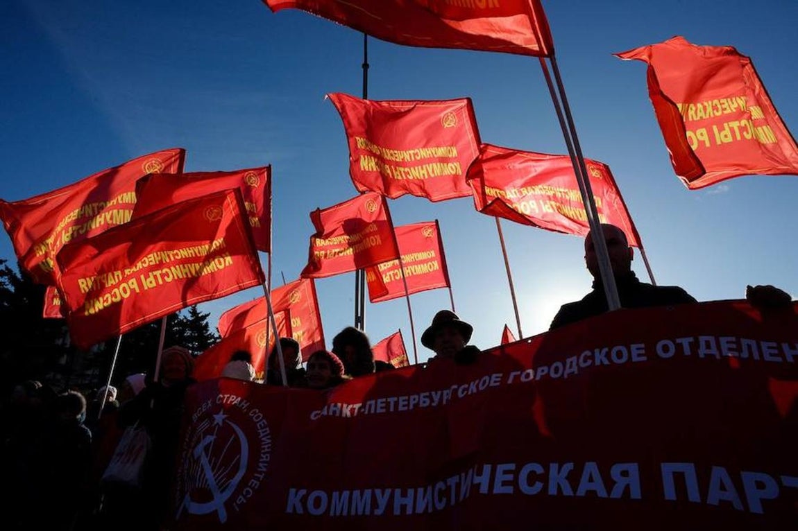 Comunistas partipan hoy en una manifestación en conmemoración del centenario de la Revolución Rusa, en San Petersburgo, donde comenzó el levantamiento. 