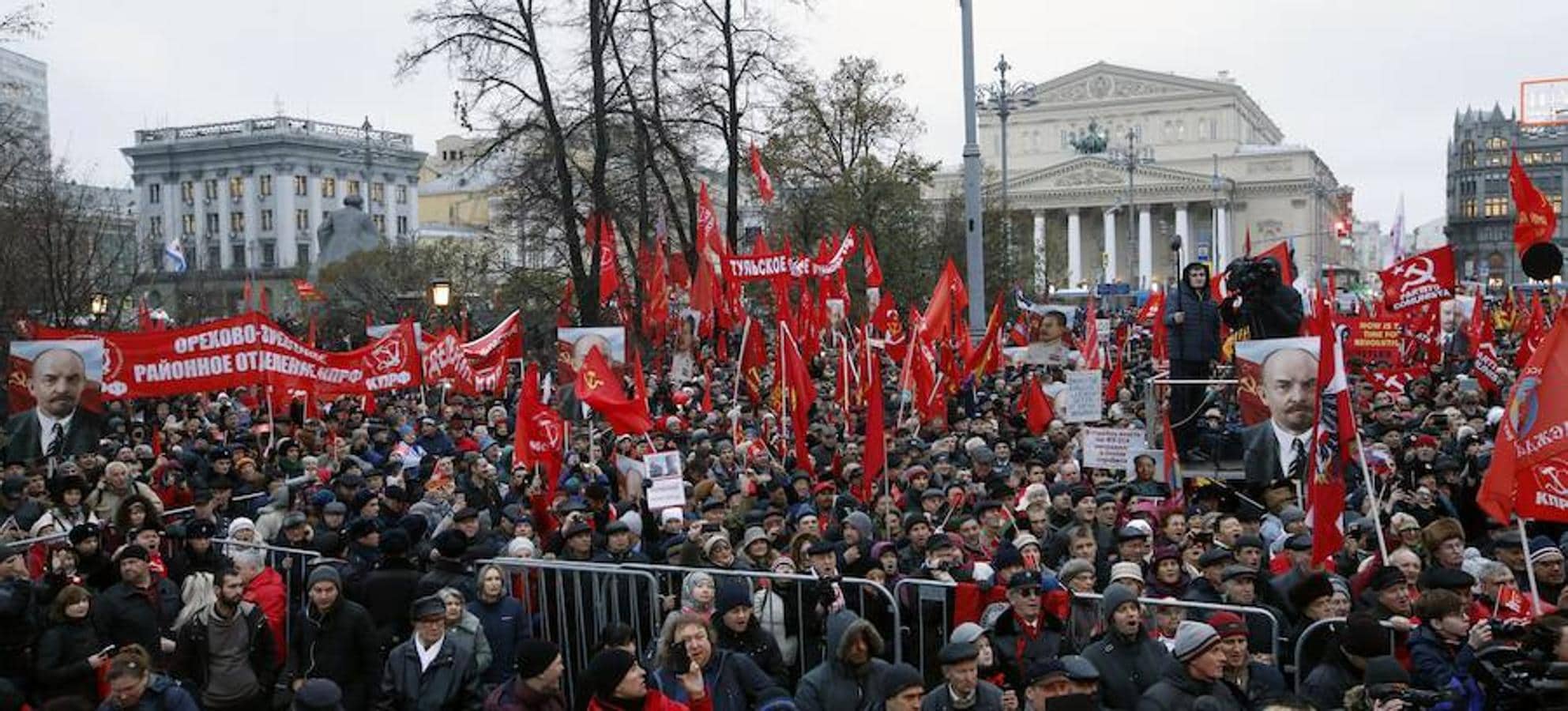 Cientos de personas participan en un acto que conmemora elcentenario de la Revolución Bolchevique en Moscú (Rusia) hoy, 7 de noviembre de 2017. Los comunistasrusos comenzaron hoy una marcha por el centro de Moscú para conmemorar el centenario de la RevoluciónBolchevique de 1917 que acabó con el régimen zarista y dio inicio a la Unión Soviética. 