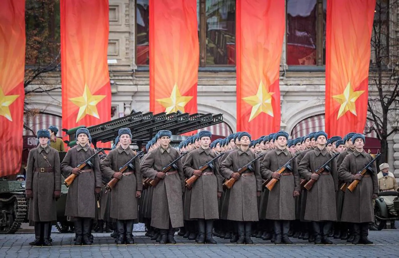 La Plaza Roja de Moscú ha sido testigo de un desfile militar, en el que los soldados han vestido el histórico uniforme del Ejértico Rojo. 