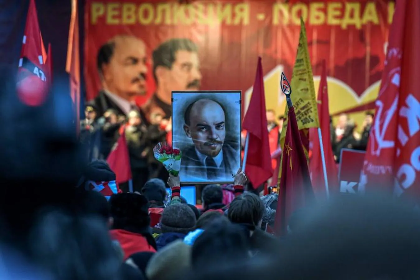 Cientos de comunistas salieron ayer a las calles de Moscú con banderas rojas y retratos de Vladímir Lenin. 