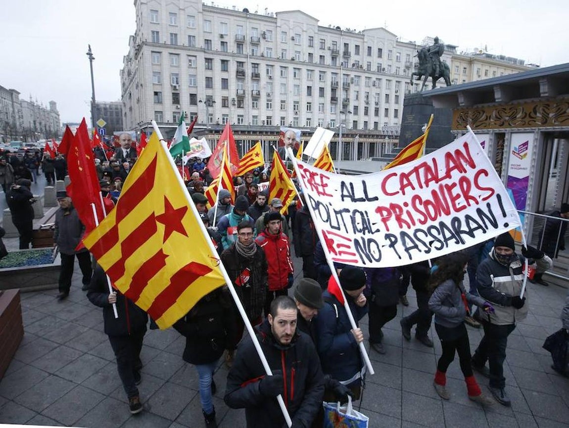 Miembros de la delegación catalana participan en un acto queconmemora el centenario de la Revolución Bolchevique en Moscú. 
